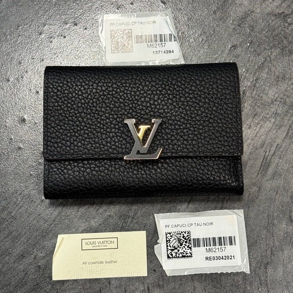 LOUIS VUITTON Portefeuille Capucines Compact Wallet Noir Black